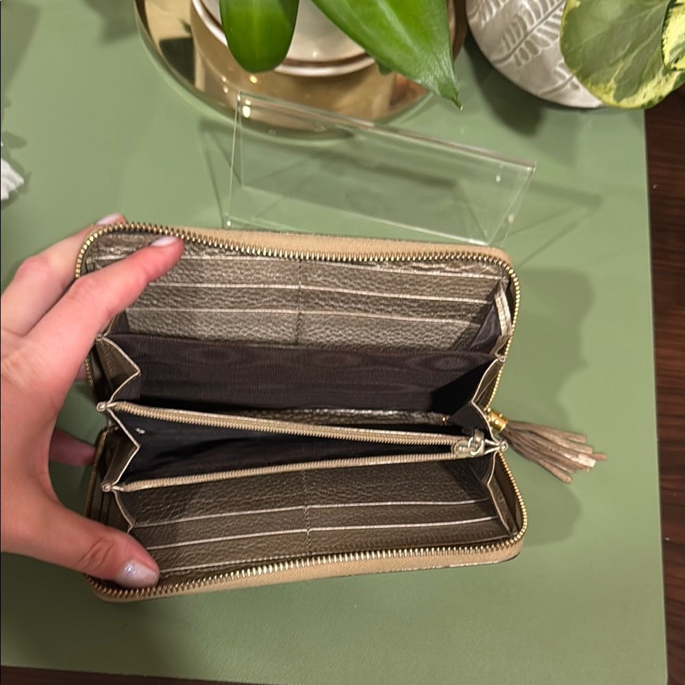 Gucci Gold Leather Wallet with Interlocking GG soho Logo - Picture 3 of 10